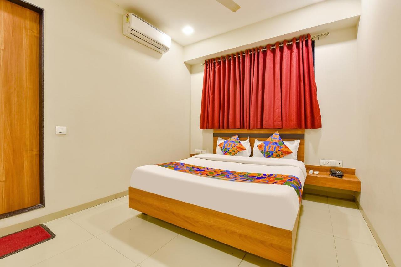 Fabhotel Happinex Surat Exterior foto