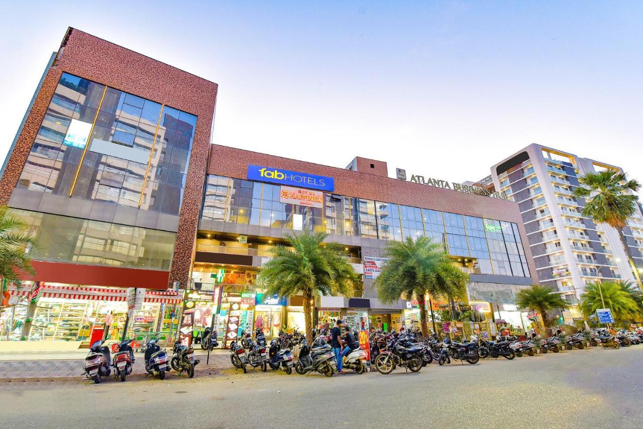 Fabhotel Happinex Surat Exterior foto