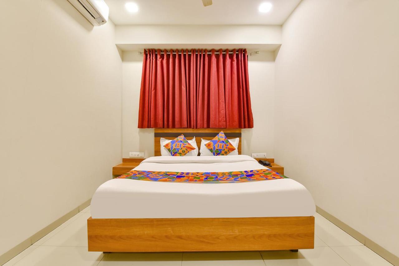 Fabhotel Happinex Surat Exterior foto
