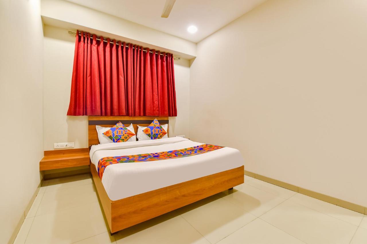 Fabhotel Happinex Surat Exterior foto