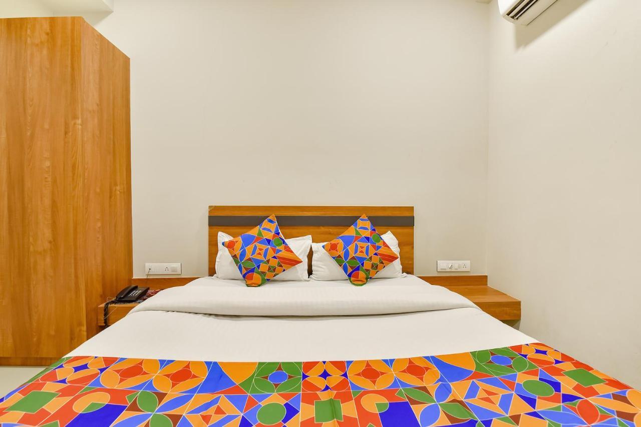 Fabhotel Happinex Surat Exterior foto