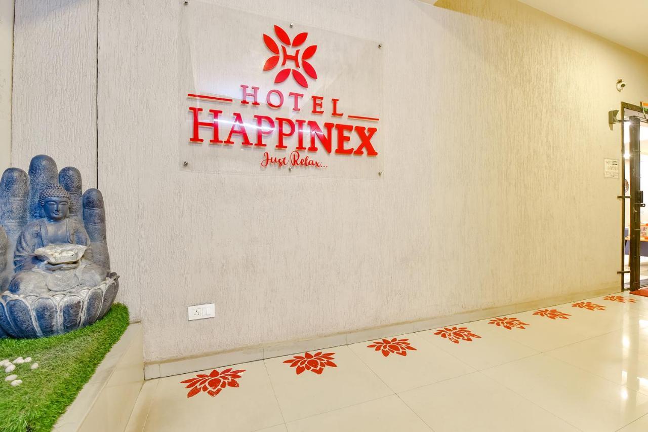 Fabhotel Happinex Surat Exterior foto