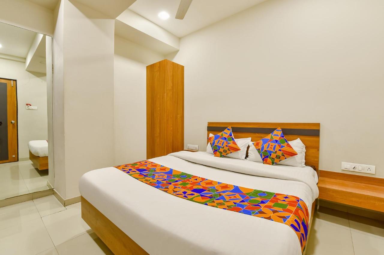 Fabhotel Happinex Surat Exterior foto