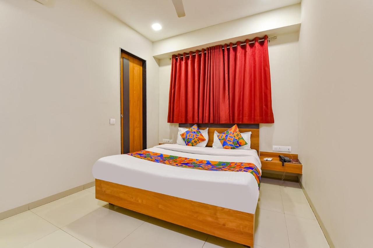 Fabhotel Happinex Surat Exterior foto